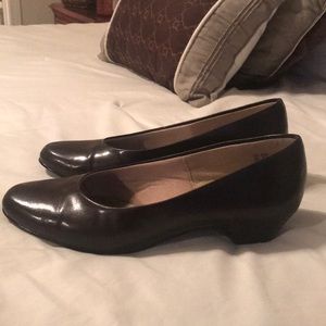 Low heel pump (dark brown)